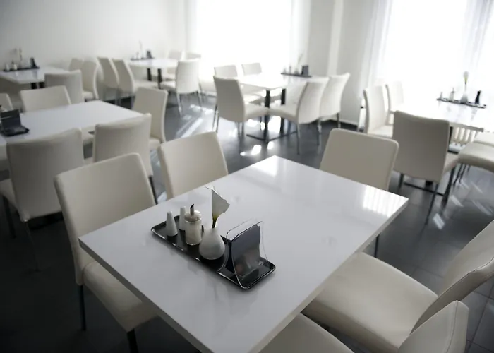 Good Morning West מלון